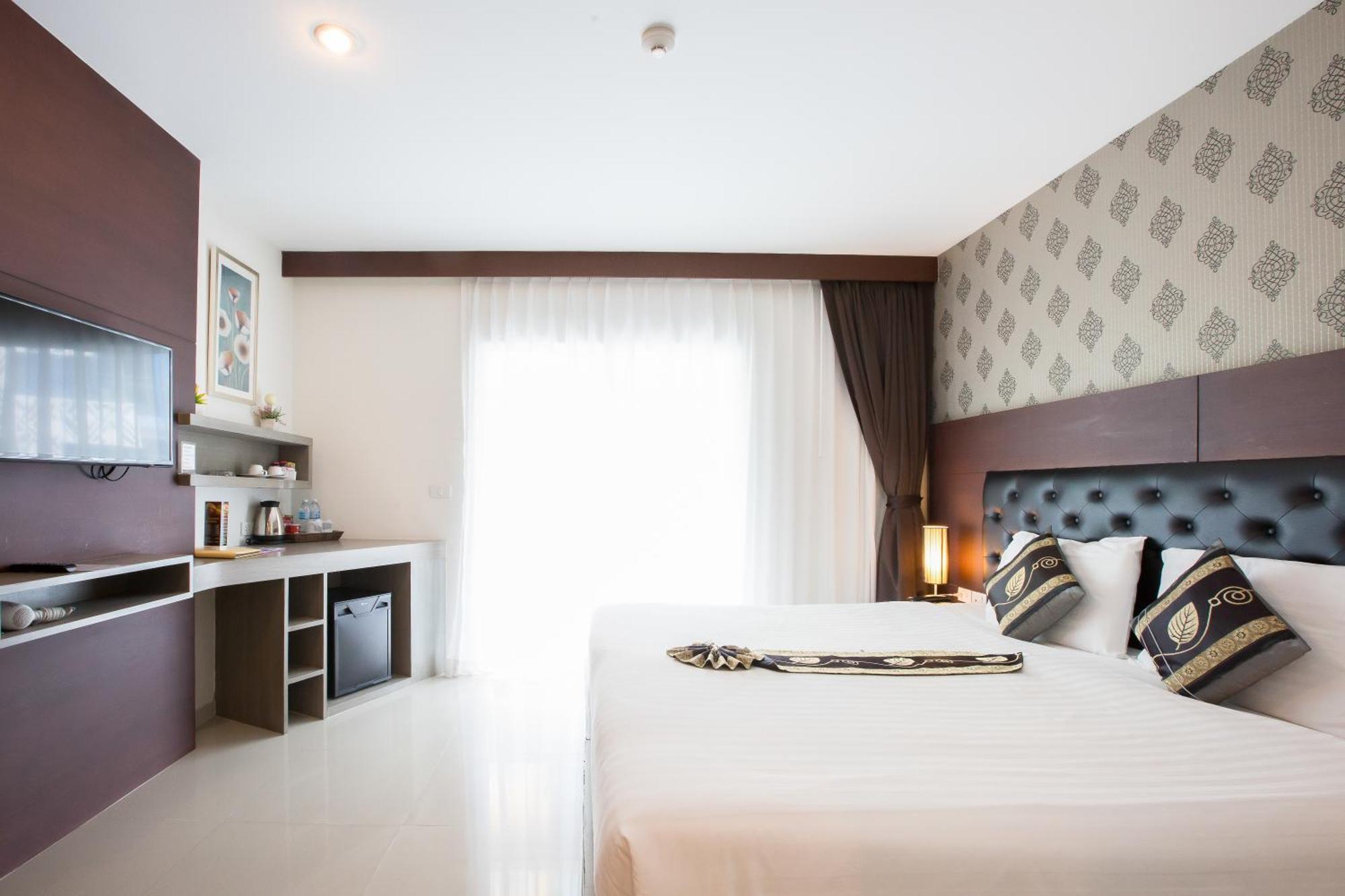 Hemingways Silk Hotel Patong Exterior foto